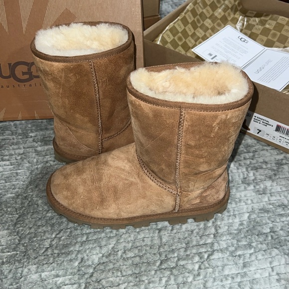 UGG Boot Short Chestnut size 7 - Picture 1 of 3